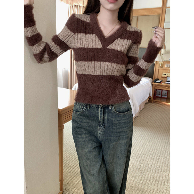 Woman soft V sweater with striped design and matching scarf Lune London