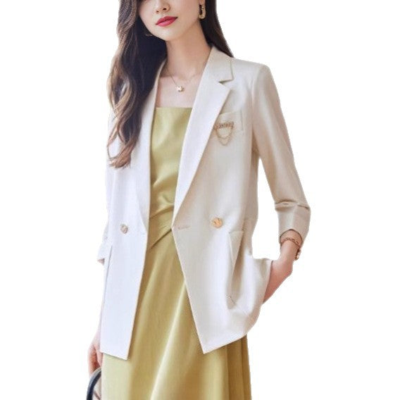 Blazer féminin à la mode avec des détails de bouton élégants Chic & Stil