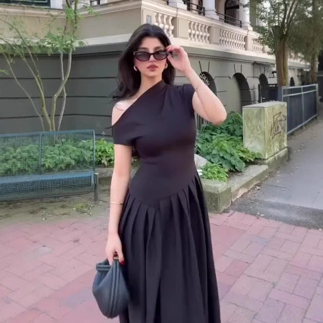 Ladies Elegant Maxi Dress with Asymmetrical One Shoulder Neckline and Chic Flowing Skirt