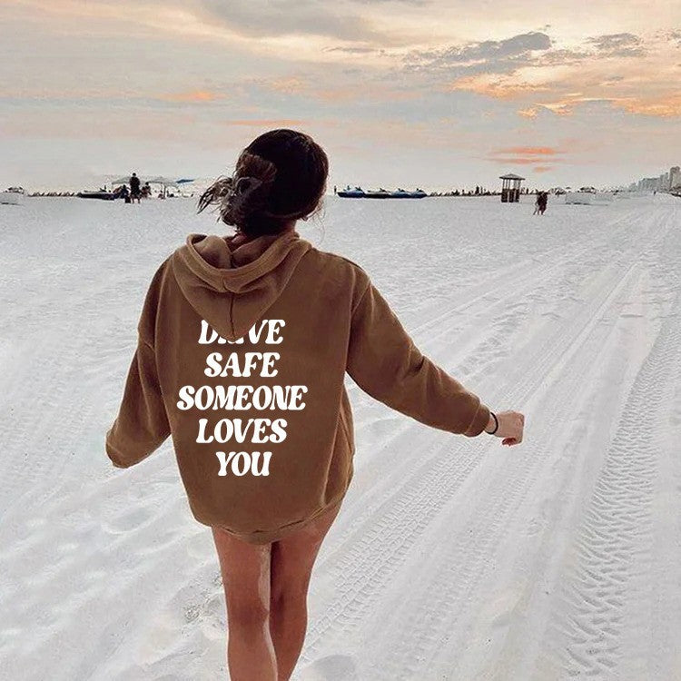 Women's hoodie sweatshirt with inspiring lettering and casual fit Chic & Stil