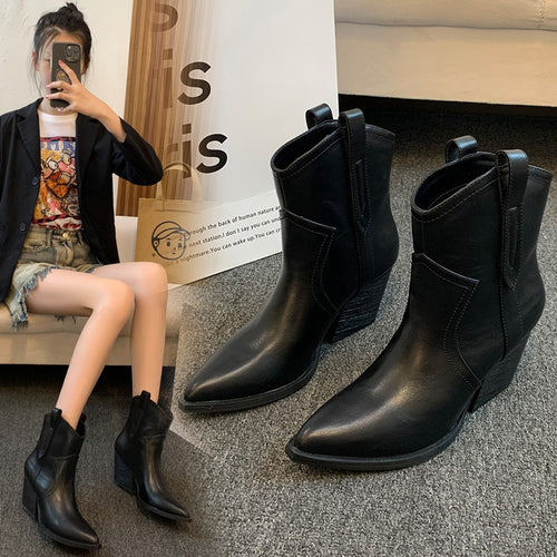 Fashion boots for women with an elegant look with a pointed toe Lune London
