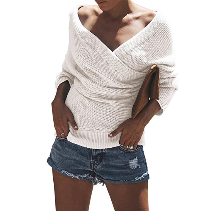 Ladies relaxed knit sweater with deep V-neck and oversized cut Lune London