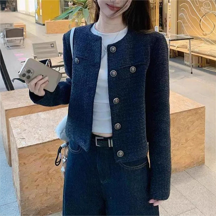 Veste courte élégante pour femme en tissu texturé avec des détails de boutons décoratifs Chic & Stil