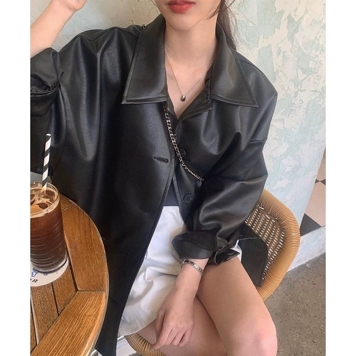 Women's fashionable long jacket made of high-quality artificial leather with practical pockets and a casual cut Chic & Stil