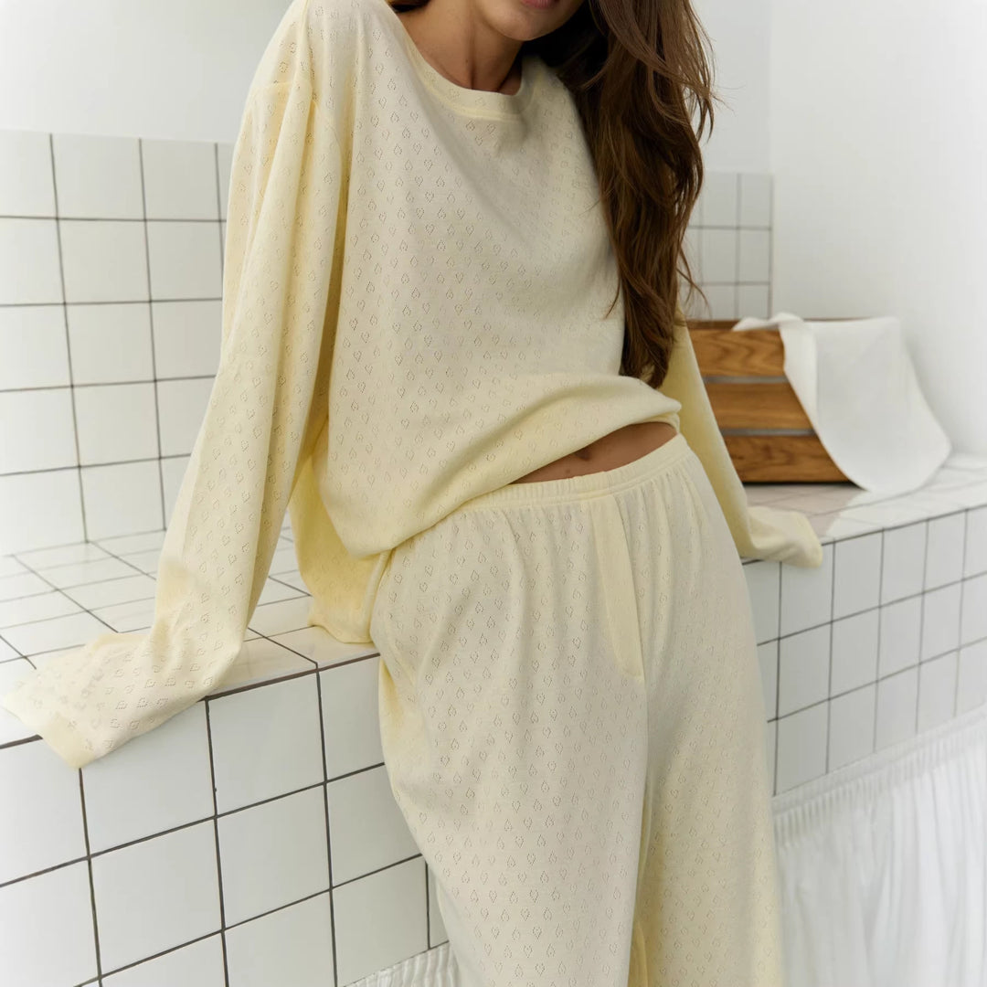 Ensemble de pyjama décontracté pour dames en matériau respirant avec texture en côte en Chic & Stil