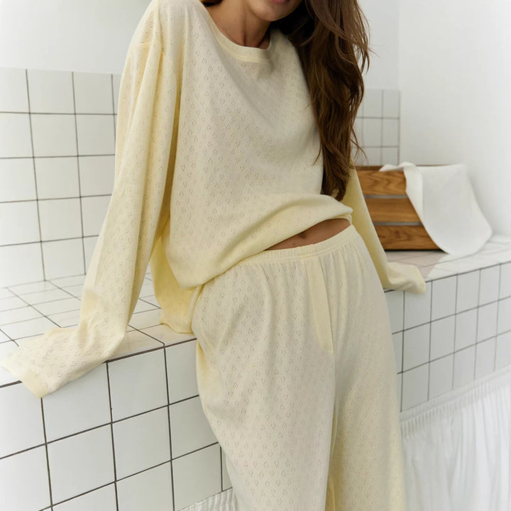 Ensemble de pyjama décontracté pour dames en matériau respirant avec texture en côte en Chic & Stil