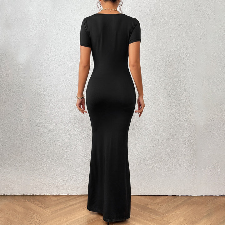 Elegant maxi dress for women with deep U neckline and fitted cut Chic & Stil