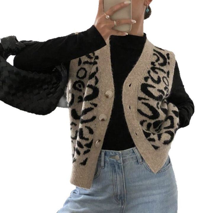 Knitted pattern vest for women with button closure and pockets Lune London