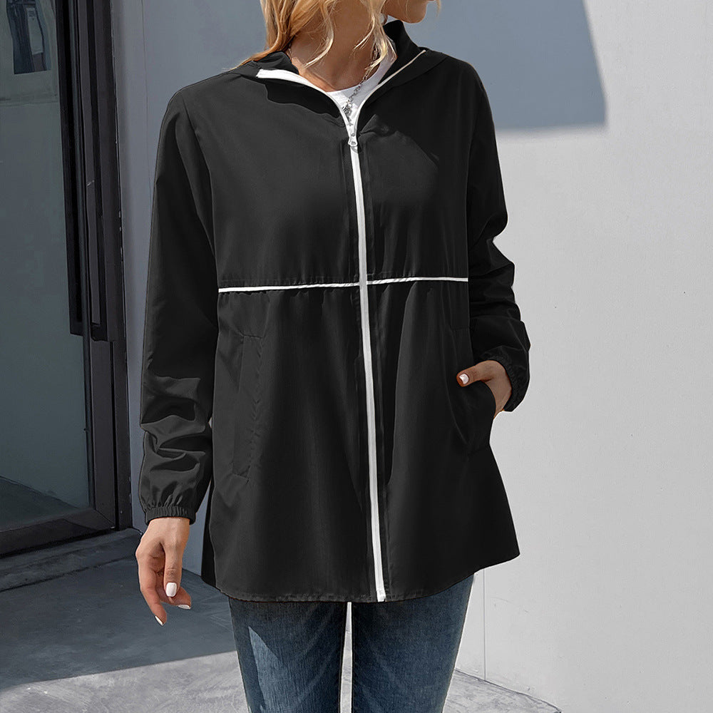 Veste de pluie légère pour femmes avec capuche pratique et poches latérales Lune London