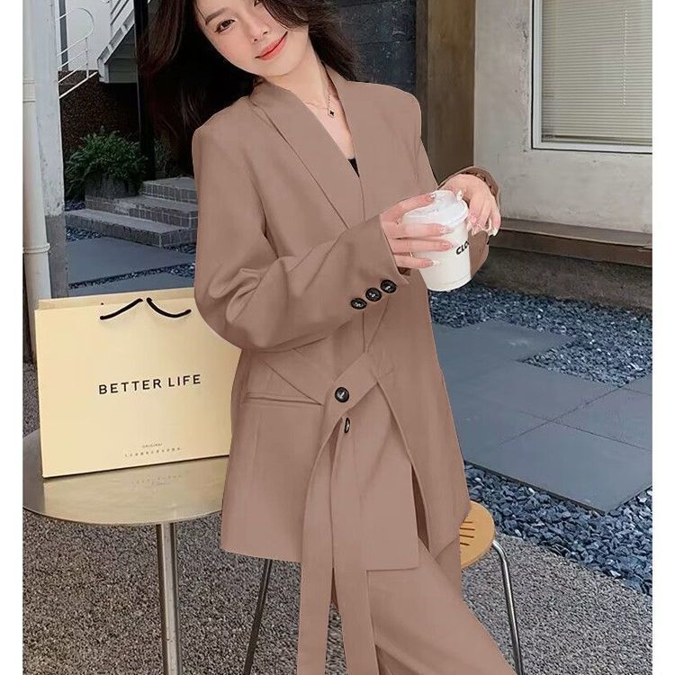 Blazer moderne pour femmes avec coupe asymétrique et ceinture à la taille Chic & Stil