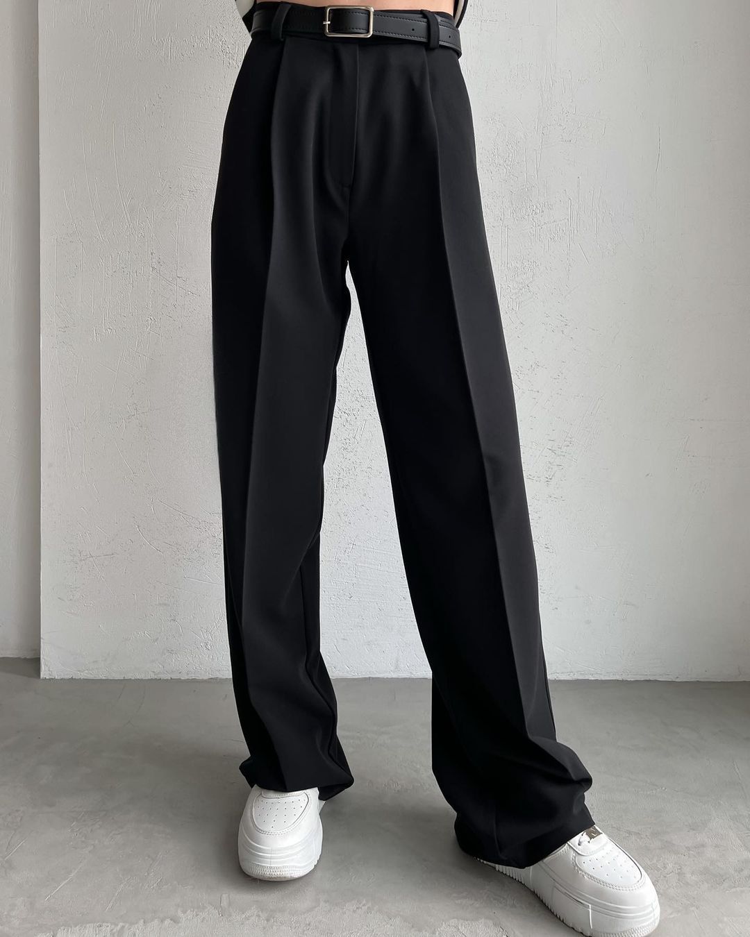 Women Elegant High-Waisted Pants with Distinct Pleats and Tie Belt Lune London