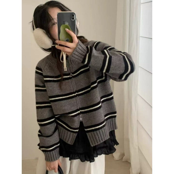 Cardigan tricoté pour femmes avec des rayures modernes Chic & Stil