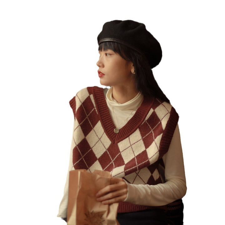 Chic and stylish V-neck sleeveless sweater for women