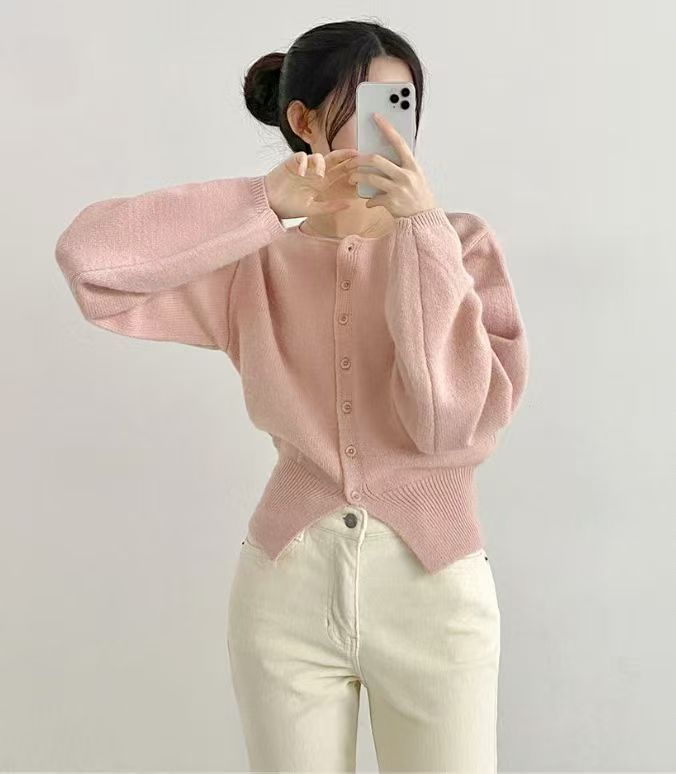 Pull cropped femme avec des détails de boutons et des manches surdimensionnées Chic & Stil