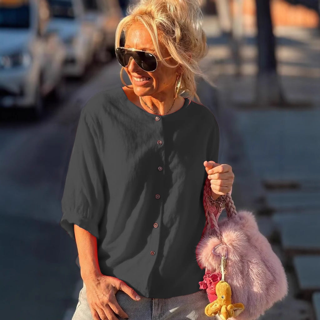 Blouse décontractée pour femmes avec manches courtes, détails de boutons et coupe ample Chic & Stil