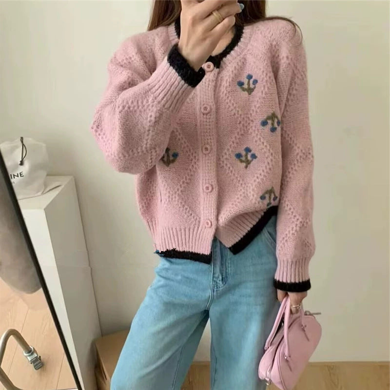Elegant knitted cardigan for women with unique pattern and chic button details