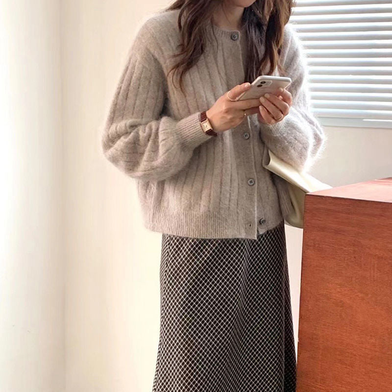Gilet en maille fine pour femmes avec des détails de bouton élégants et un matériau doux Chic & Stil