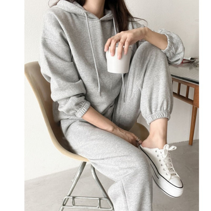 Women's casual hoodie and jogger set made of soft cotton blend with practical kangaroo pocket Chic & Stil