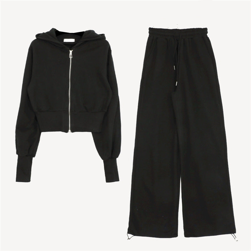 Women's sporty loungewear set with cropped hoodie and wide trousers Chic & Stil