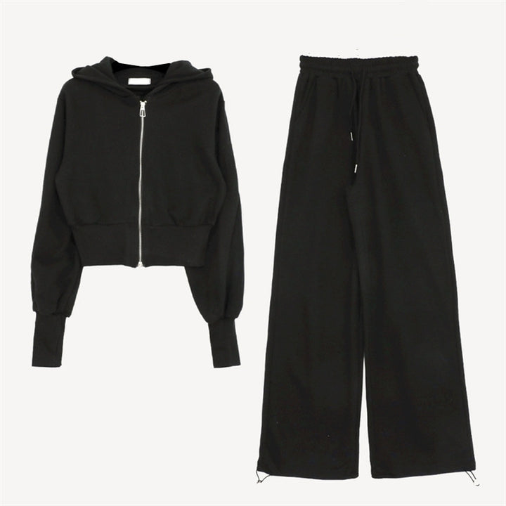 Women's sporty loungewear set with cropped hoodie and wide trousers Chic & Stil