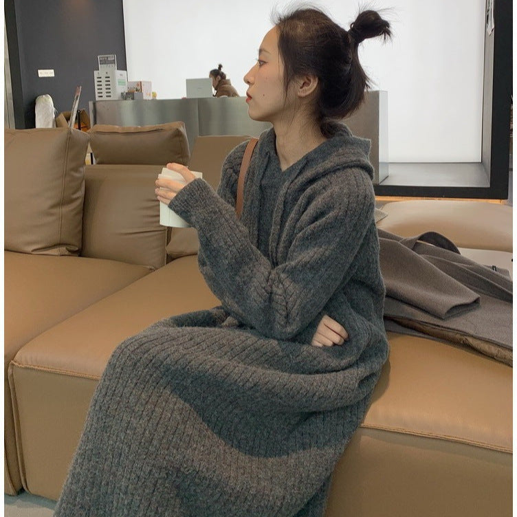 Pull long en tricot pour femmes avec capuche et fine structure en côtes Chic & Stil