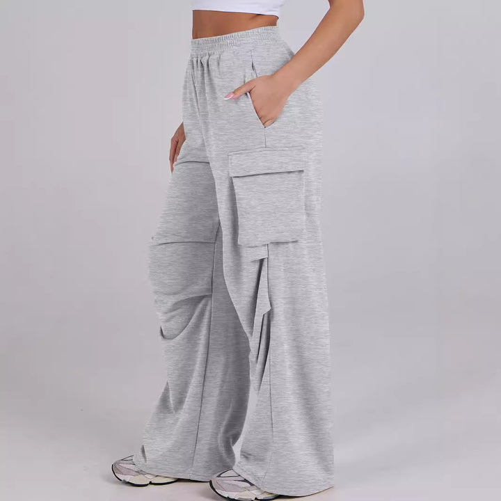 Women's cargo pants with a casual fit and practical side pockets Lune London