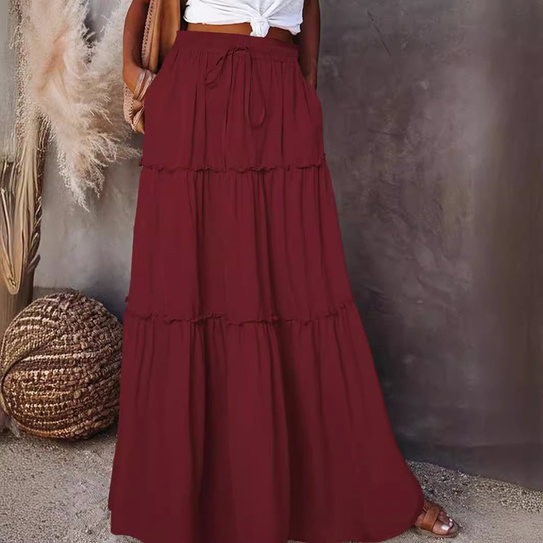 Long and flowing skirt for women with an elastic waistband and practical pockets Lune London