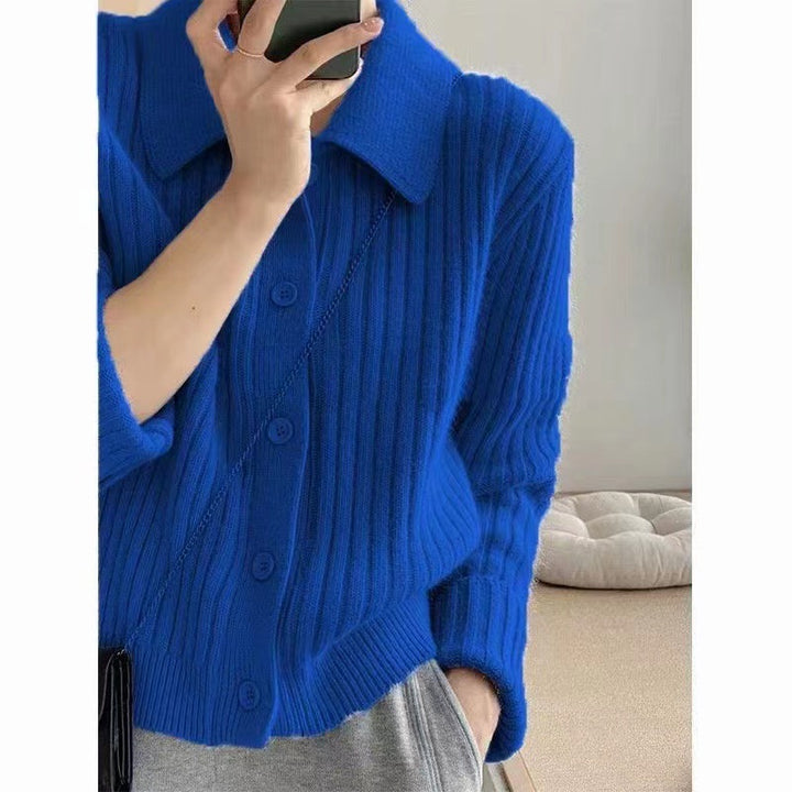 Cardigan pour femmes avec un élégant plastron à boutons et un design à côtes ultra-moderne Chic & Stil