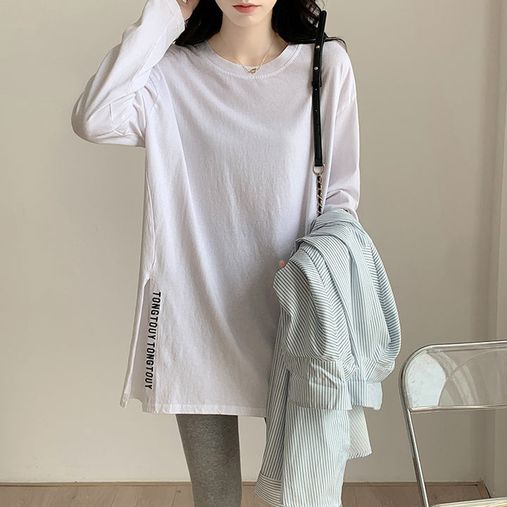 Women's longer oversized shirt with side slits and modern lettering Chic & Stil