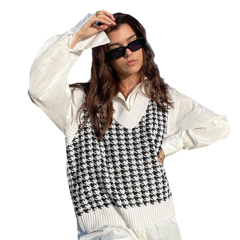 Trendy oversized knitted sweater for women with V-neck and fine pattern Lune London