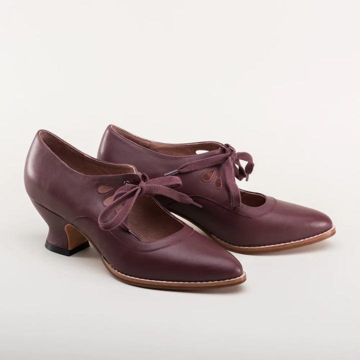 Elegant lace-up shoes for women with modern opening and classic design Lune London