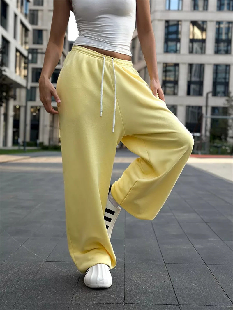Comfortable and casual leisure pants for women with elastic waist and loose fit Lune London