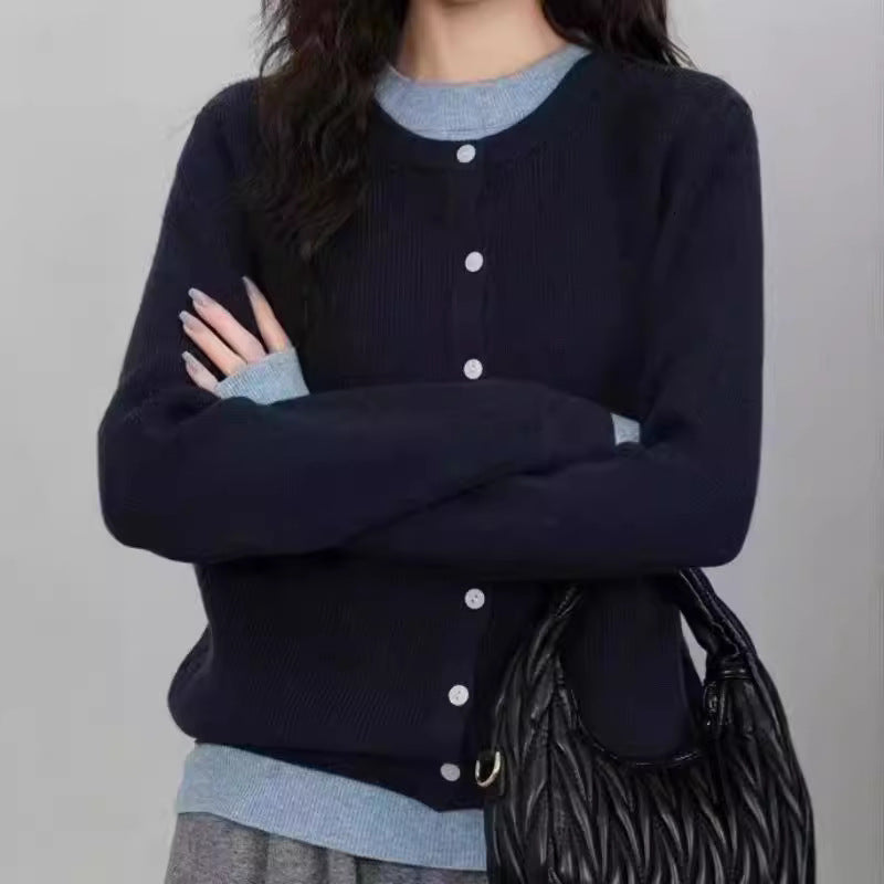 Cardigan pour femmes avec des détails de boutons classiques et un col confortable Chic & Stil