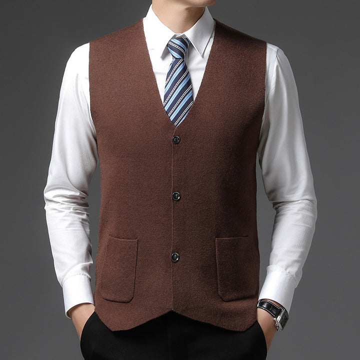 Elegant knitted vest for men with a modern cut and practical pockets Chic and Style