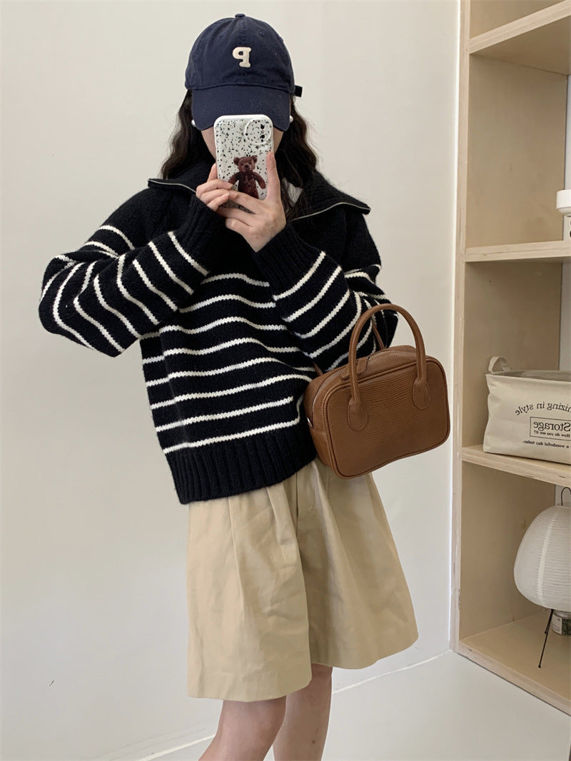 Sweater décontracté pour femmes avec design rayé et demi-zip Chic & Stil