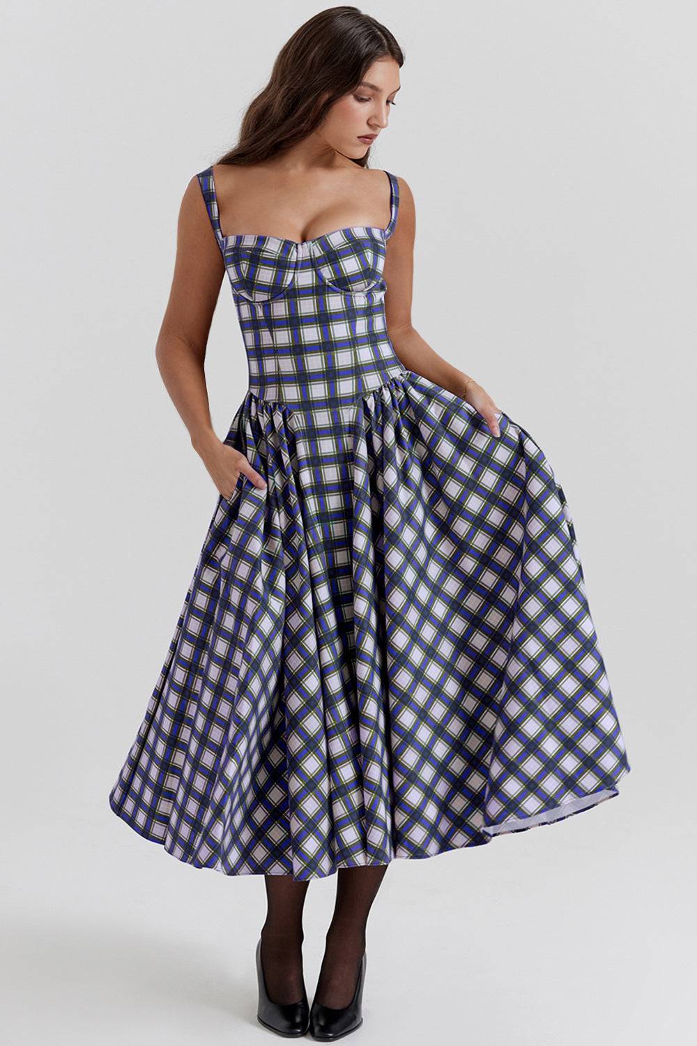 Casual midi dress for women with a checkered design and deep neckline Chic & Stil