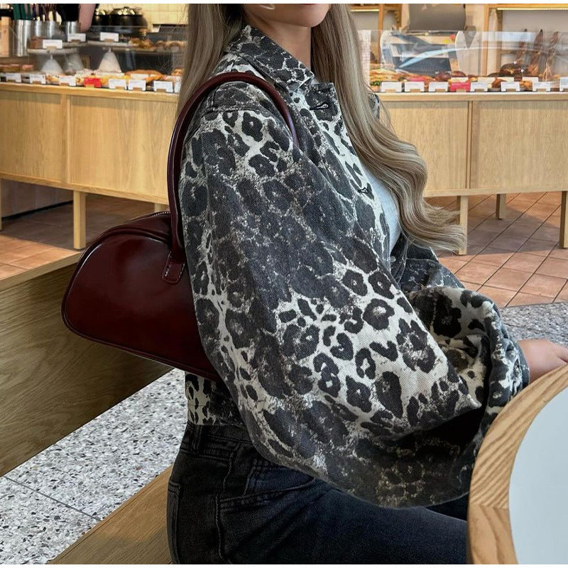 Elegant retro design handbag for ladies with an ergonomic carry handle Lune London