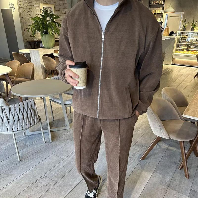 Leisure suit for men in soft corded material with great breathability and a convenient zipper Lune London