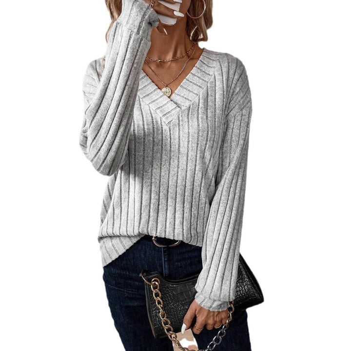 Casual knit sweater for women with V-neck and ribbed texture Lune London