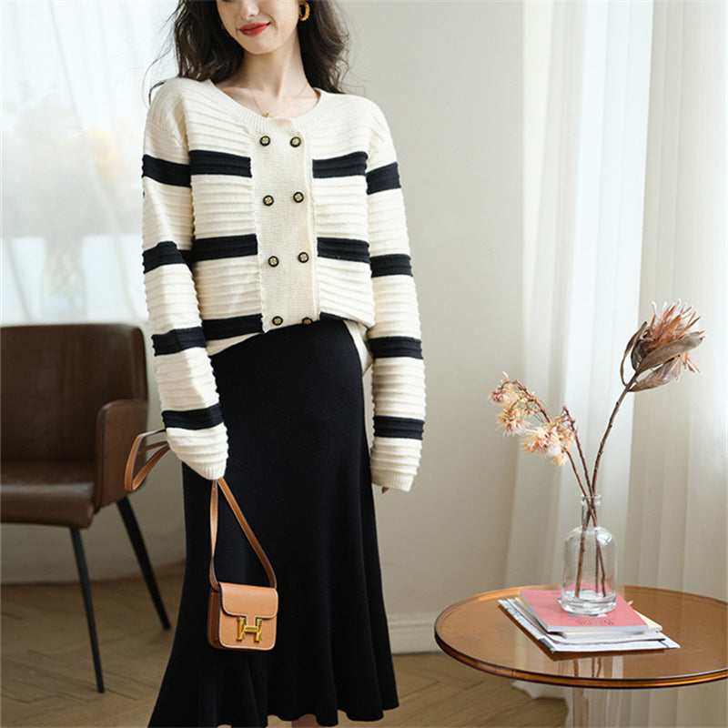 Cardigan tricoté élégant pour femmes avec motif rayé et boutons dorés Chic & Stil