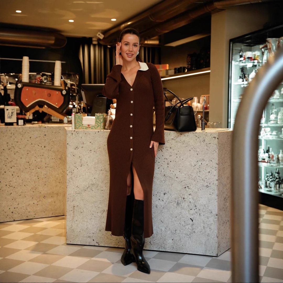 Robe en tricot pour femmes avec un élégant décolleté en V et de luxueux détails en boutons Chic & Stil