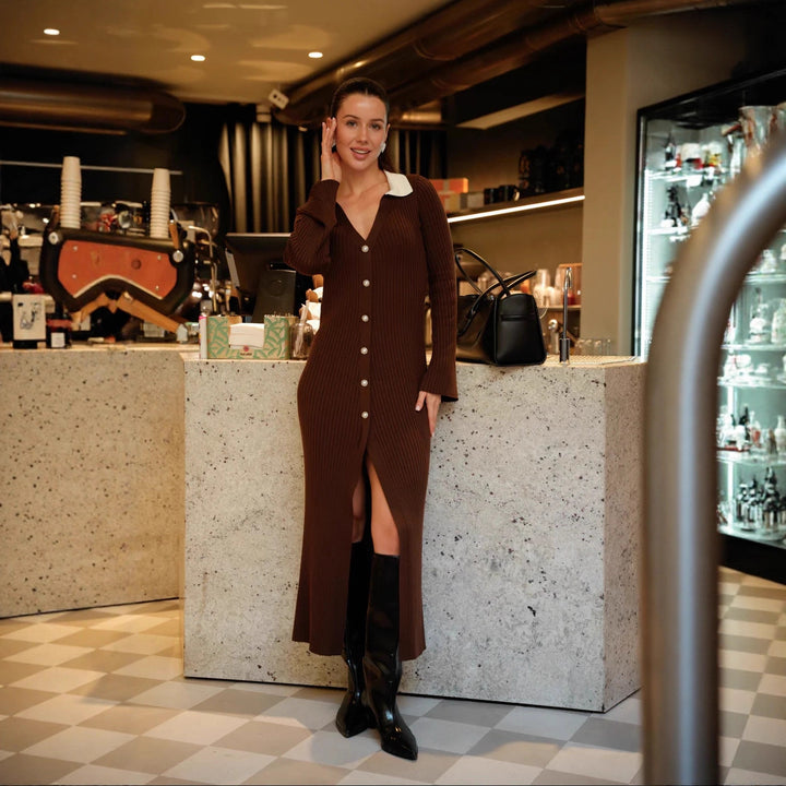 Robe en tricot pour femmes avec un élégant décolleté en V et de luxueux détails en boutons Chic & Stil