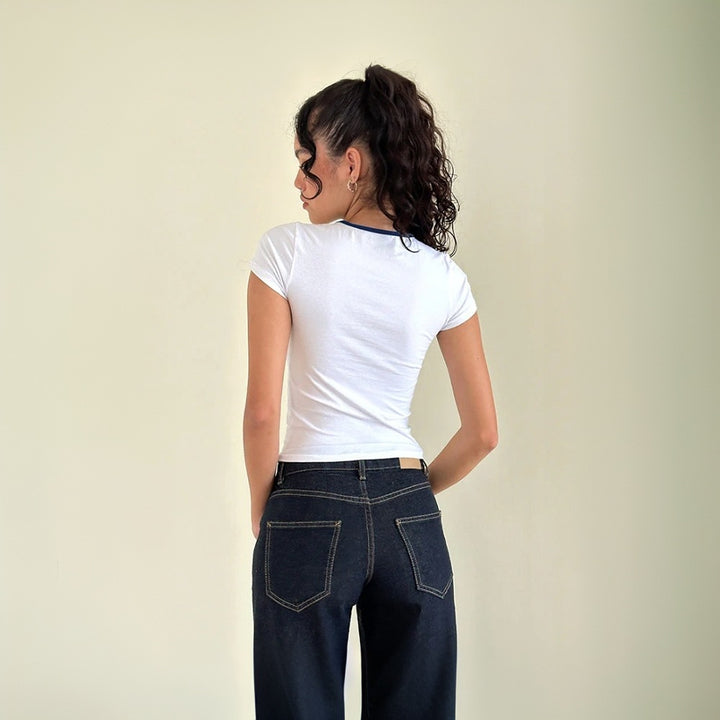 Haut court pour femmes avec décolleté à trou décoratif et ourlet élastique Chic & Stil