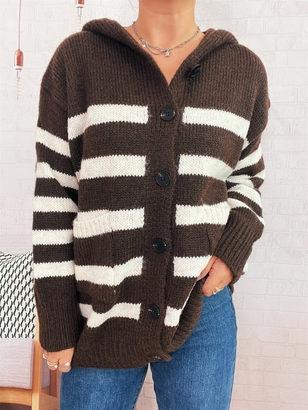Cardigan décontracté en tricot pour femmes avec capuche et grandes rayures Chic & Stil