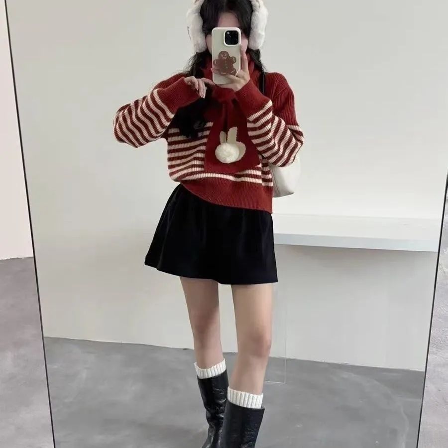 Pull tricoté confortable pour femmes avec col montant et rayures frappantes Chic & Stil