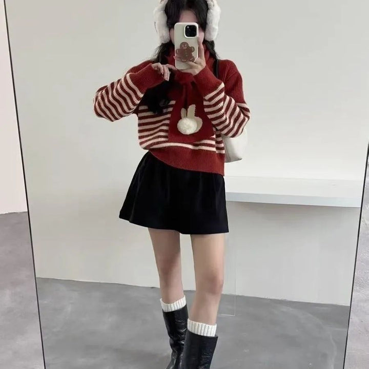 Pull tricoté confortable pour femmes avec col montant et rayures frappantes Chic & Stil