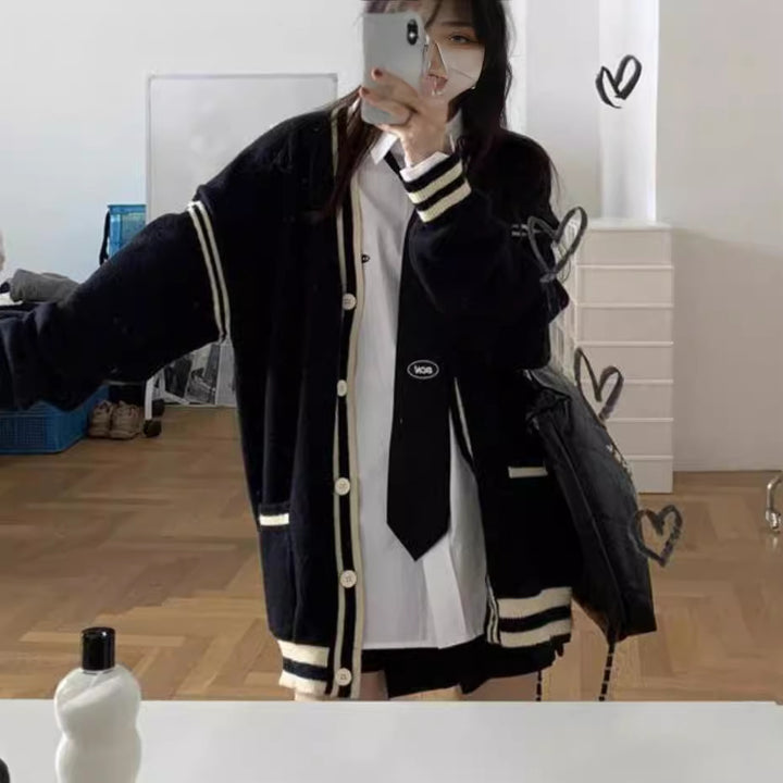 Women comfortable cardigan with casual cut and decorative band Lune London