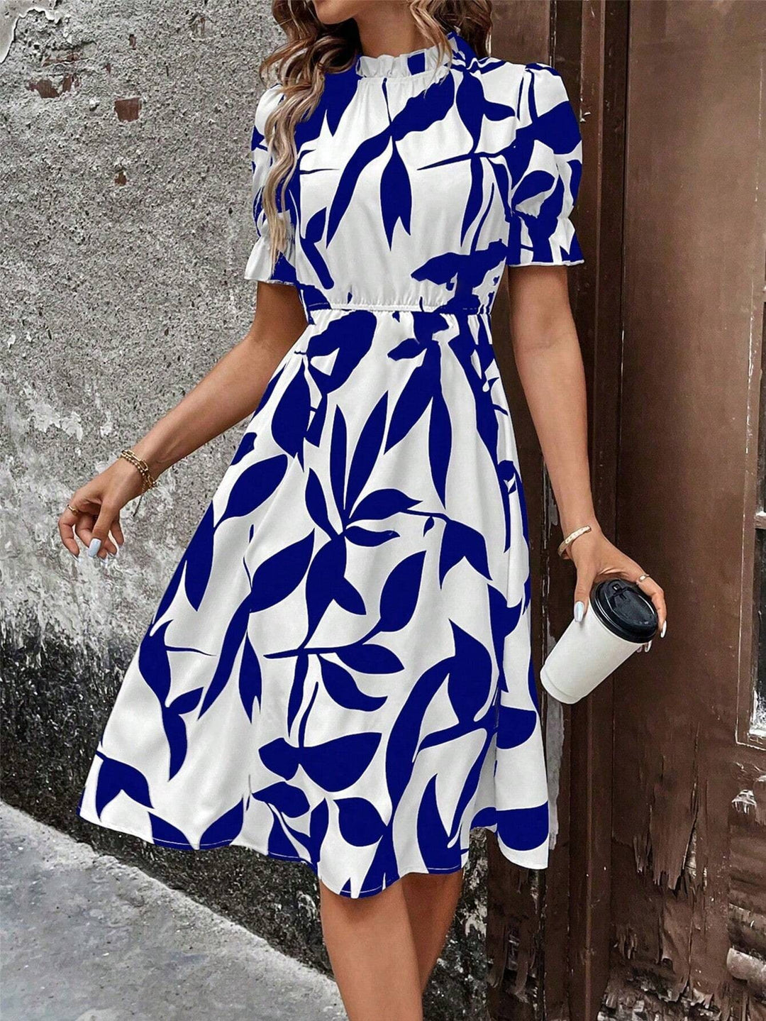 Robe midi élégante pour femmes avec motif de plantes stylé et taille élastique Chic & Stil