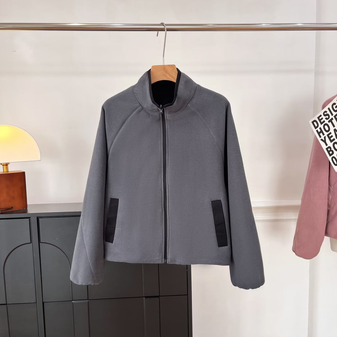 Veste en polaire confortable pour femmes avec col haut et poches pratiques Chic & Stil