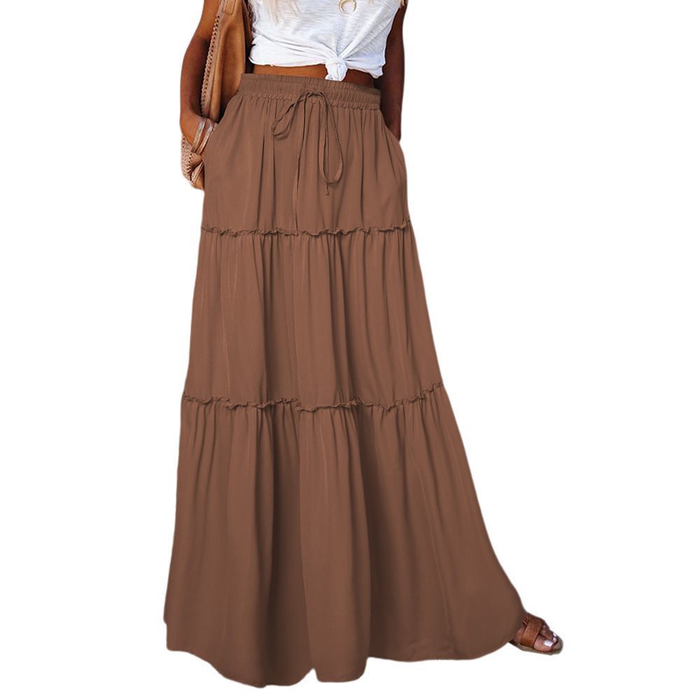 Long and flowing skirt for women with an elastic waistband and practical pockets Lune London